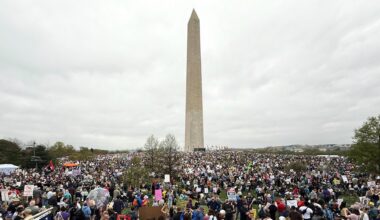 Blick auf tausende Demonstranten. Im Hintergrund der schmale und hohe Obelisk, der in den bewölkten Himmel ragt.