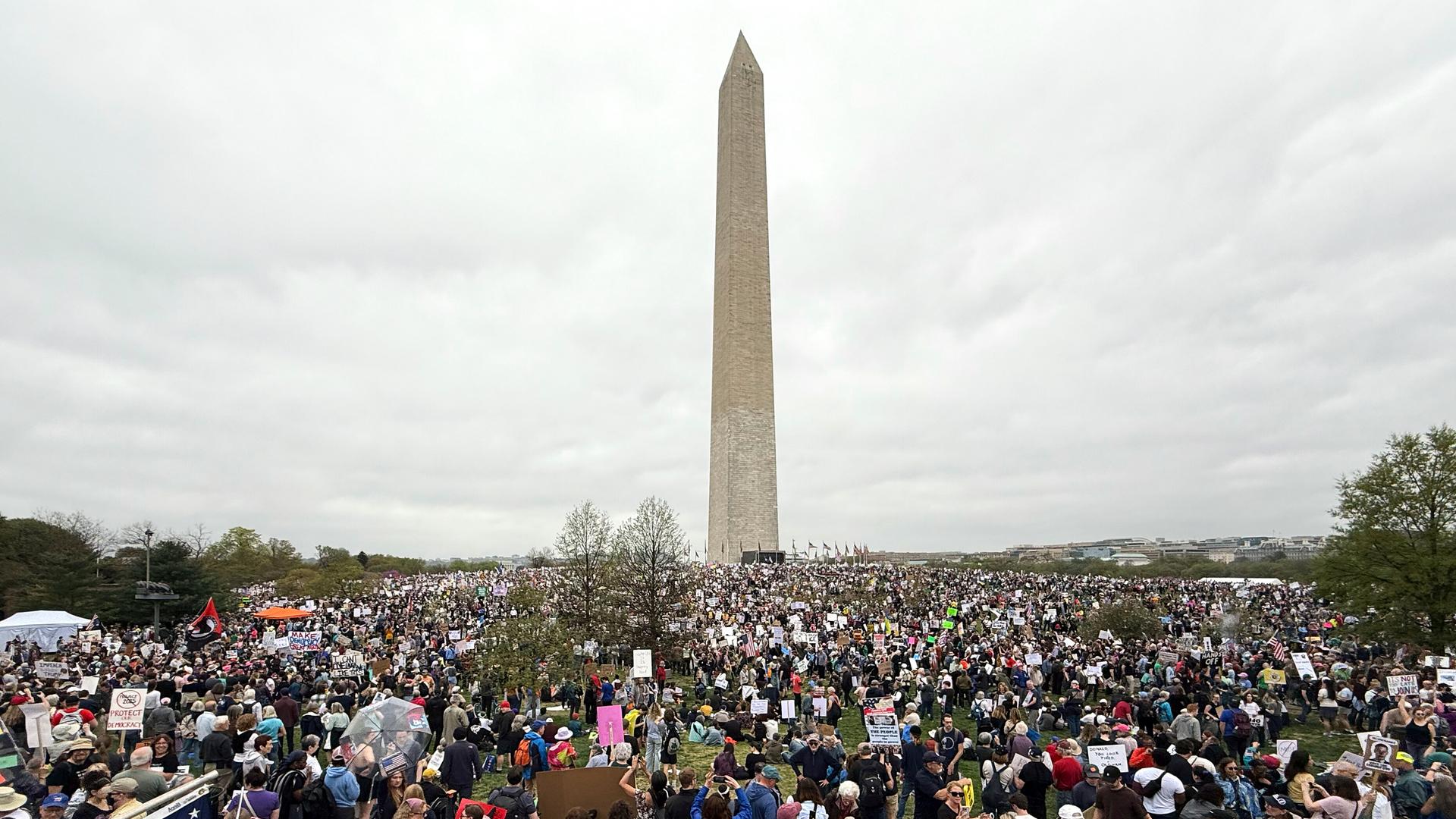 Blick auf tausende Demonstranten. Im Hintergrund der schmale und hohe Obelisk, der in den bewölkten Himmel ragt. Blick auf tausende Demonstranten. Im Hintergrund der schmale und hohe Obelisk, der in den bewölkten Himmel ragt.