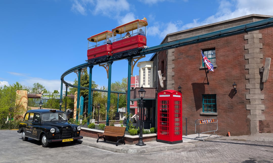 This amusement park in Italy has opened a new area themed after London/the UK, did they nailed it?