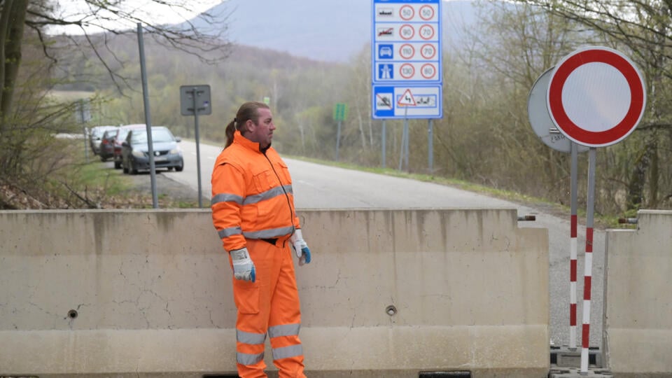 Snímka zo slovensko-maďarského hraničného priechodu Kechnec – Abaujvár 8. apríla 2025, ktorý je uzavretý v rámci opatrení pre šírenie slintačky a krívačky (SLAK) od 8. apríla 2025. FOTO TASR – František Iván
