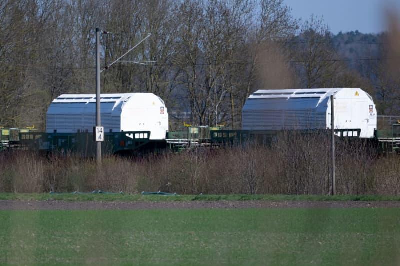 A train carrying Castor containers passes the Isar nuclear power plant. The nuclear waste consists of spent fuel elements from German nuclear power plants that have been reprocessed in England. According to the Gesellschaft für Nuklear-Service (GNS), the highly radioactive waste is set to be temporarily stored in Niederaichbach near Landshut. Sven Hoppe/dpa