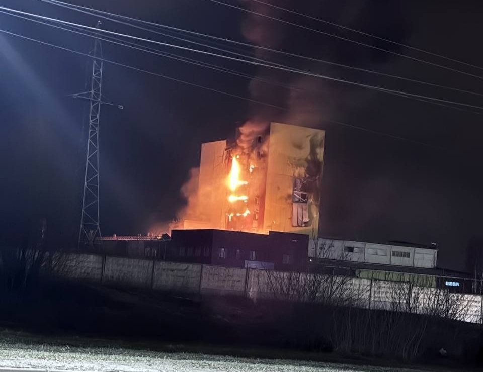 Fire at the fiber-opticplant in Saransk, russia, April 5 / Defense Express / Key russian Explosives Factory Massively Damaged by Ukrainian Drone Attack