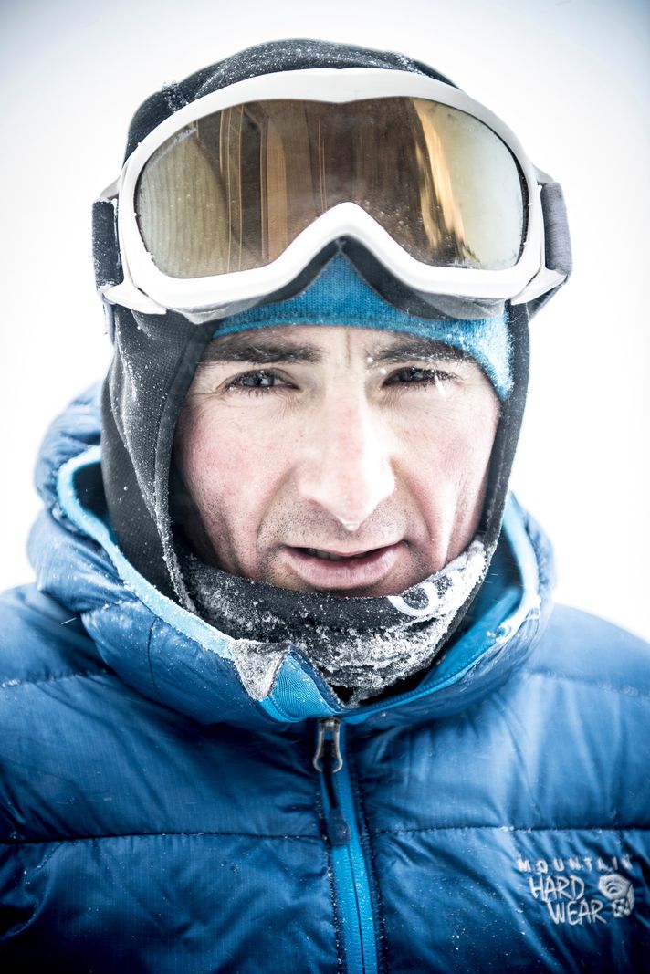Ueli Steck während eines Höhentrainings am Jungfraujoch in den Berner Alpen, in Winterkleidung und Skibrille.