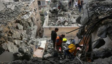 Des Palestiniens inspectent les lieux d
