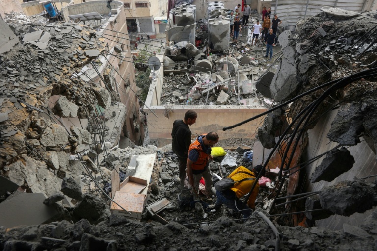 Des Palestiniens inspectent les lieux d