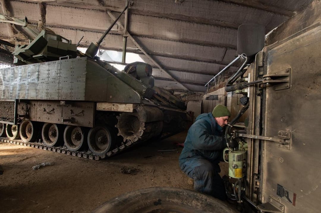 M2 Bradley infantry fighting vehicles (IFVs), which were being repaired by mechanics from the Ukrainian Army.