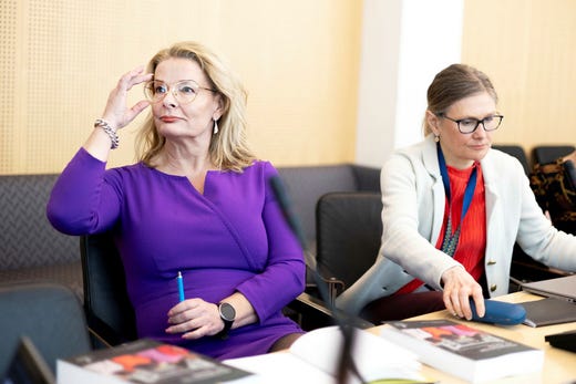 Skolminister Lotta Edholm tar emot utredningen om offentlighetsprincipen i friskolor.