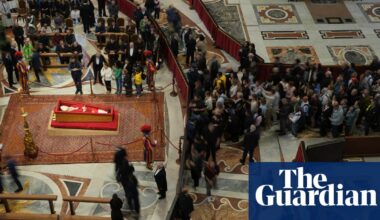Pope Francis: basilica stays open overnight so thousands can pay final respects | Pope Francis
