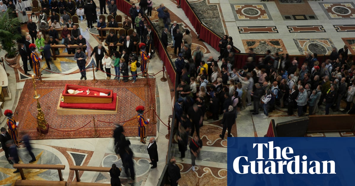 Pope Francis: basilica stays open overnight so thousands can pay final respects | Pope Francis