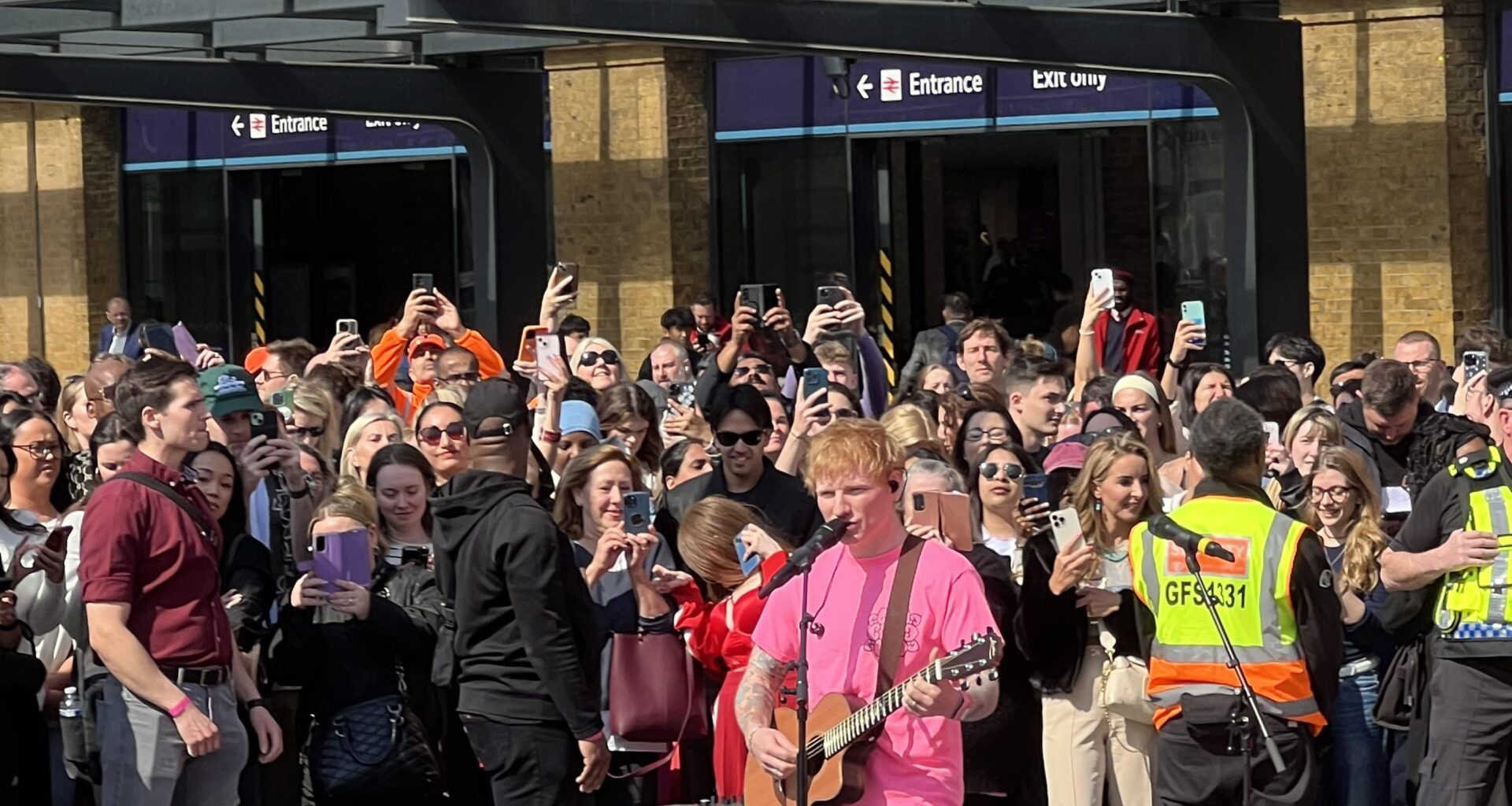 Ed Sheeran playing an impromptu gig in King’s Cross earlier today
