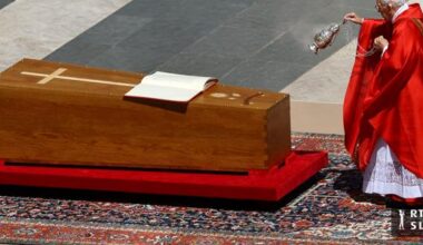 Po slovesnosti na Trgu svetega Petra papeža pokopali v baziliki Marije Snežne