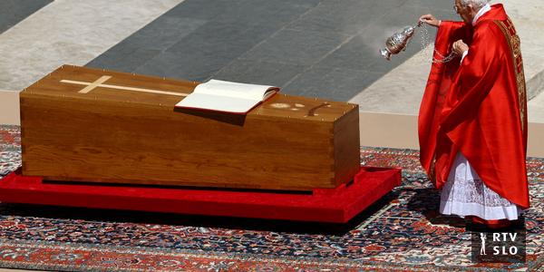 Po slovesnosti na Trgu svetega Petra papeža pokopali v baziliki Marije Snežne
