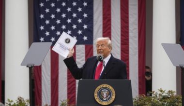 Trump: «Dazi reciproci minimo al 10% con tutti i Paesi dal 5 aprile. All’Ue al 20% e alla Cina il 34%»