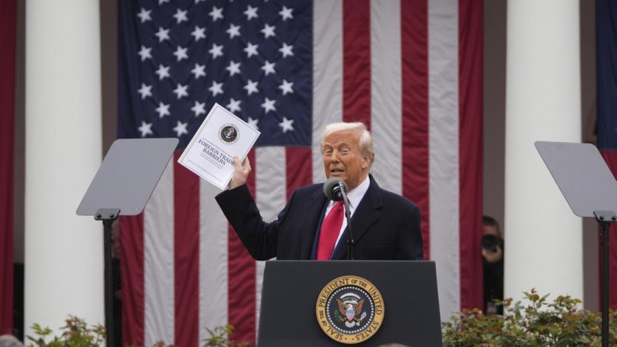 Trump: «Dazi reciproci minimo al 10% con tutti i Paesi dal 5 aprile. All’Ue al 20% e alla Cina il 34%»