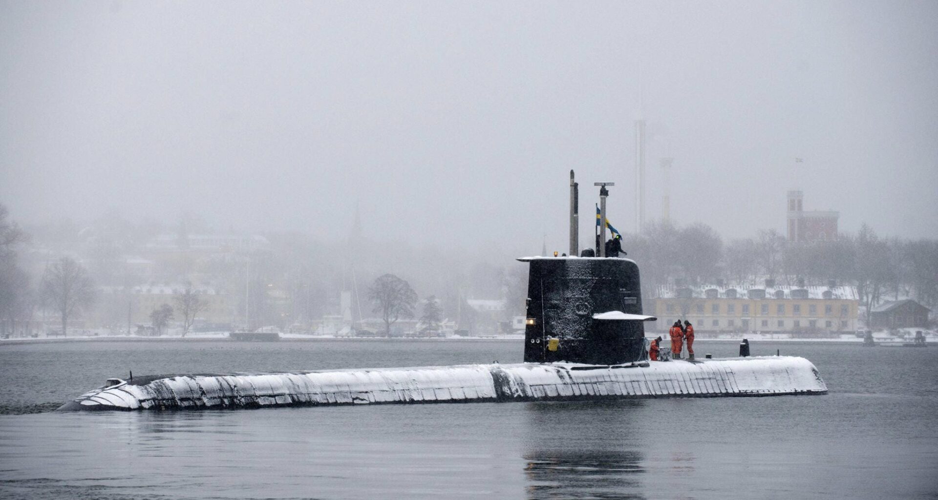 Das schwedische U-Boot HMS Halland läuft in den Hafen von Stockholm ein.