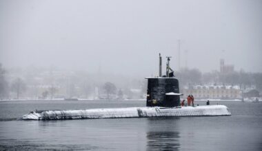 Das schwedische U-Boot HMS Halland läuft in den Hafen von Stockholm ein.