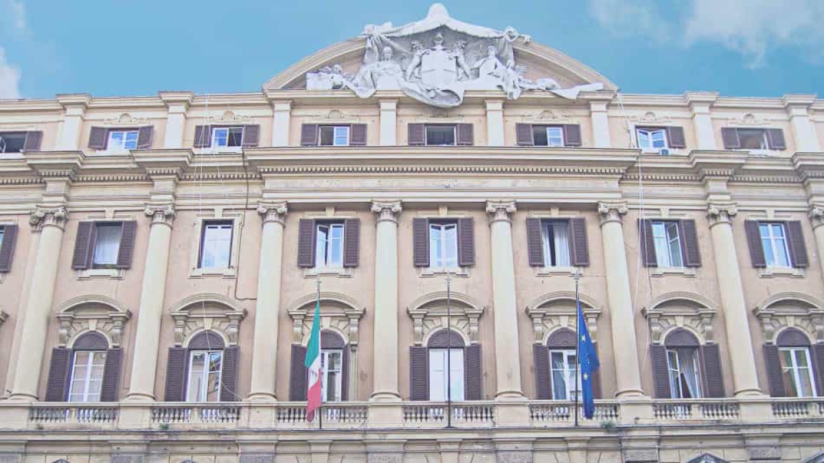 Conti, S&P alza il rating dell’Italia a BBB+ con outlook stabile. Giorgetti: «Premiata la serietà del governo»