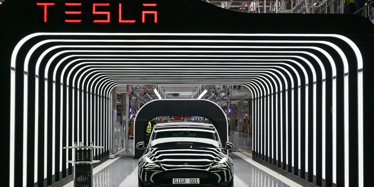 Death Cross Formation for Tesla Stock Price Amid Trump Tariff Volatility