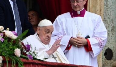 La Messa di Pasqua e la benedizione da San Pietro, Papa Francesco si affaccia per l'Urbi et Orbi: «No al riarmo. A Gaza situazione ignobile»