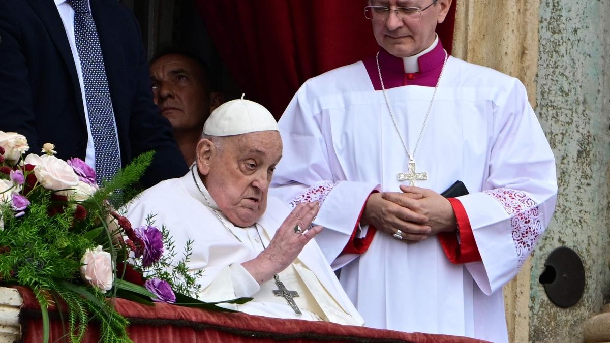 La Messa di Pasqua e la benedizione da San Pietro, Papa Francesco si affaccia per l'Urbi et Orbi: «No al riarmo. A Gaza situazione ignobile»