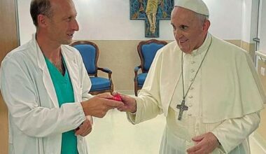 Sergio Alfieri, il medico di Papa Francesco: «Aveva gli occhi aperti, non mi ha risposto. Non c’era nulla da fare»