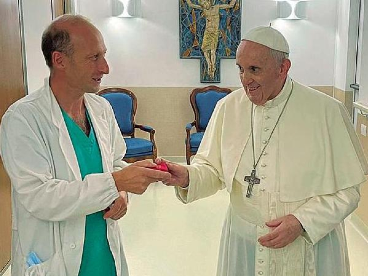 Sergio Alfieri, il medico di Papa Francesco: «Aveva gli occhi aperti, non mi ha risposto. Non c’era nulla da fare»