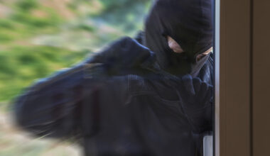 RTL Infos - Cambriolages au Luxembourg: Les voleurs défoncent une porte pour rentrer dans une maison