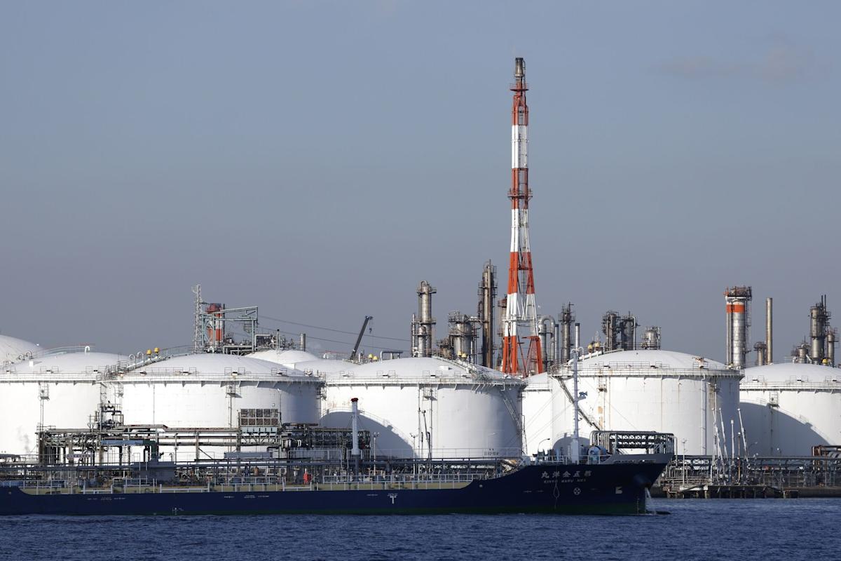 Oil Rises as Potential US Pressure on Iran Adds to Broad Rebound