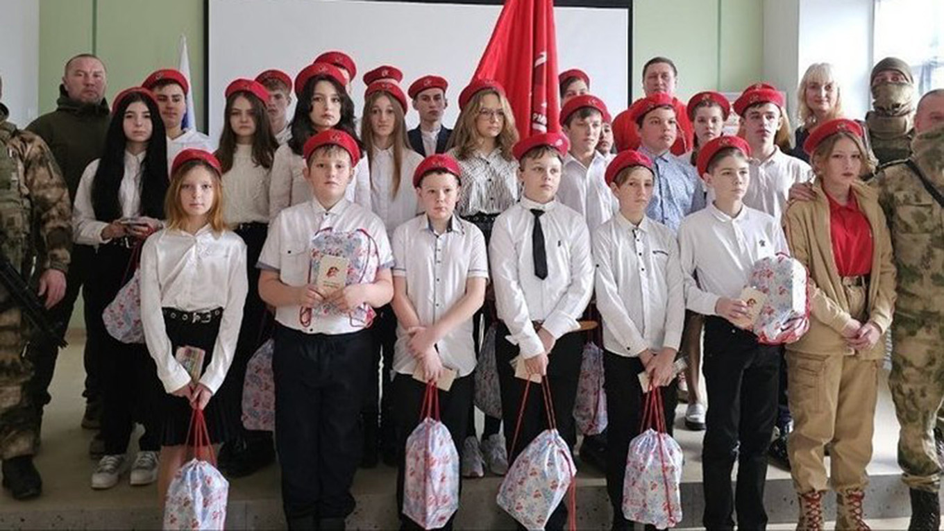 
					Students of school No. 4 in occupied Henichesk join the Yunarmiya.					 					henichesk.ru				