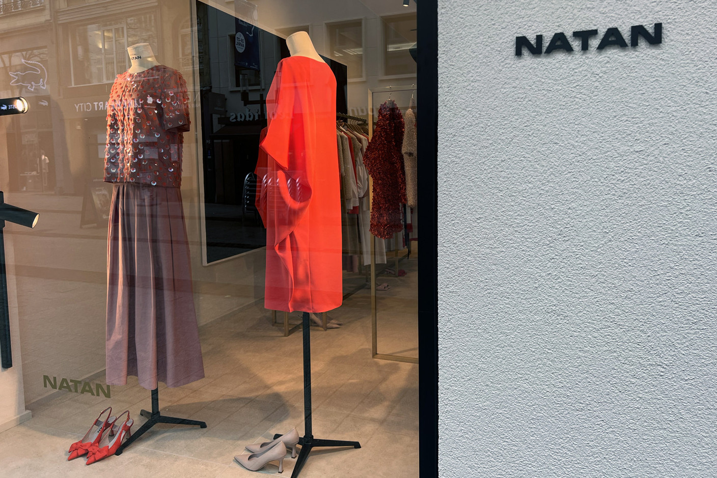 The latest collection blends floral prints, clean cuts and timeless elegance. Photo: Emilio Naud/Maison Moderne