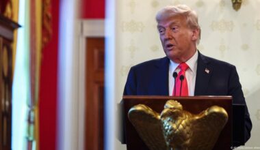 Trump officials threaten Harvard with foreign student ban – DW – 04/17/2025