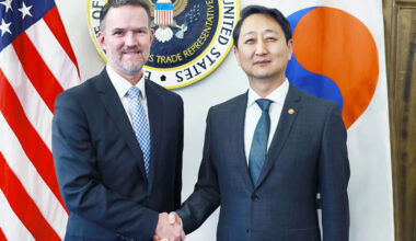 Industry Minister Ahn Duk-geun, right, shakes hands with U.S. Trade Representative Jamieson Greer before their talks in Washington, D.C., on April 24, 2025. [MINISTRY OF TRADE, INDUSTRY AND ENERGY]