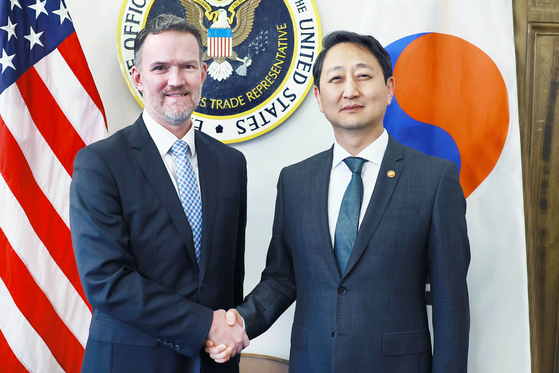Industry Minister Ahn Duk-geun, right, shakes hands with U.S. Trade Representative Jamieson Greer before their talks in Washington, D.C., on April 24, 2025. [MINISTRY OF TRADE, INDUSTRY AND ENERGY]