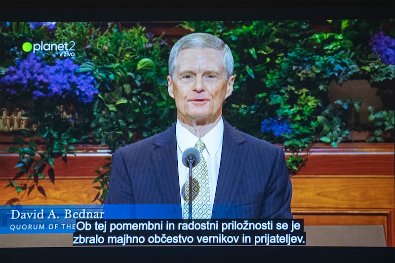 Elder Bednar speaks in conference, with the captions showing his message in Slovenian, as shown in a screenshot from PlanetTV.