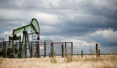 Oil prices extend losses on fears global trade war could slow economy