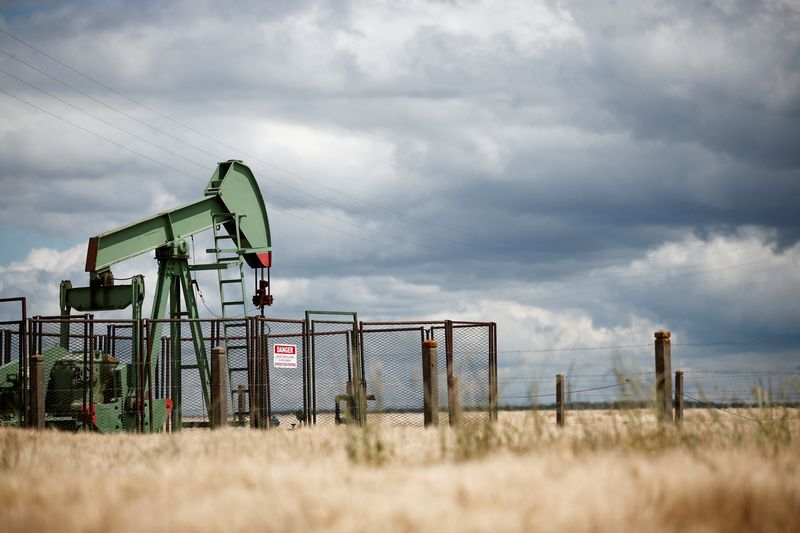 Oil prices extend losses on fears global trade war could slow economy
