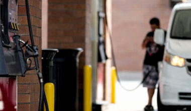 Crude oil prices dip as investors hesitate amid uncertainty in Washington