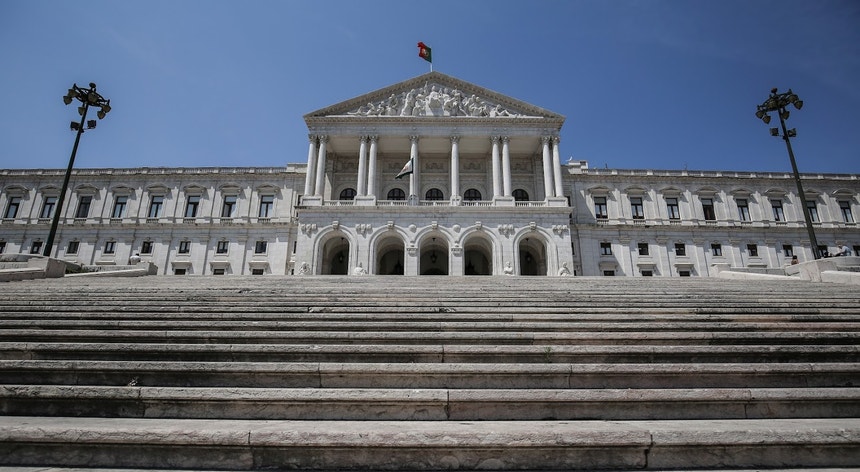 Legislativas. Sondagem da Católica aponta para empate técnico entre AD e PS