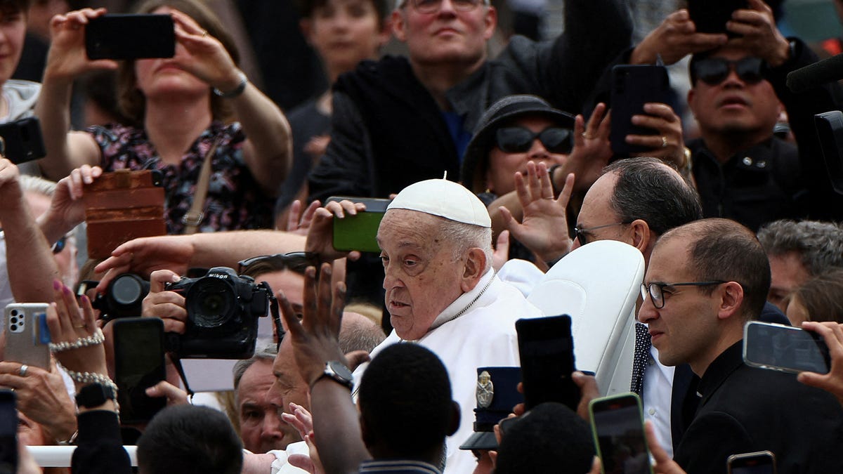 Latest news on pontiff's passing