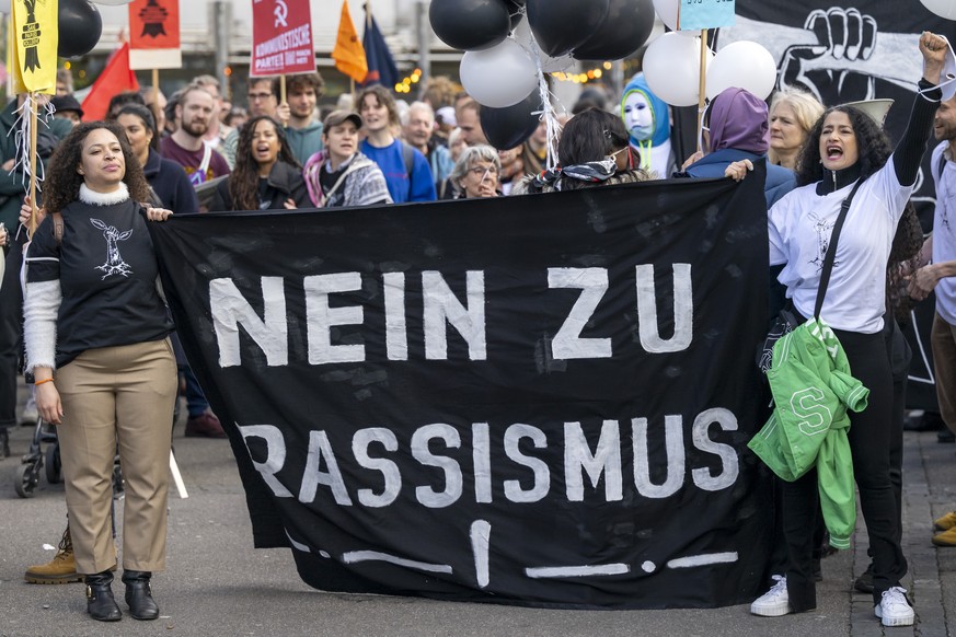 Menschen demonstrieren an einer von der Sans-Papiers-Kollektive und der Anlaufstelle fuer Sans-Papiers Basel organisierten Kundgebung mit dem Motto Nein zu Rassismus! Ja zur Regularisierung! in Basel, ...