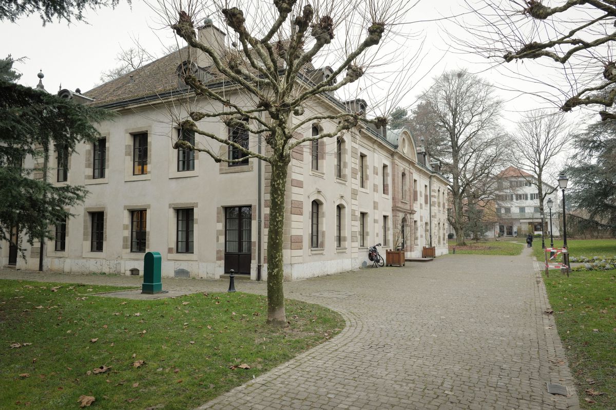 Bâtiment résidentiel traditionnel à Vernier, Genève, avec une allée pavée et des arbres en bordure. Bâtiment résidentiel traditionnel à Vernier, Genève, avec une allée pavée et des arbres en bordure.