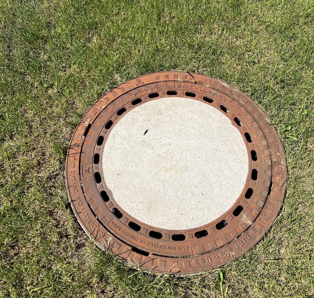 Gullideckel mitten im Garten