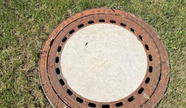 Gullideckel mitten im Garten