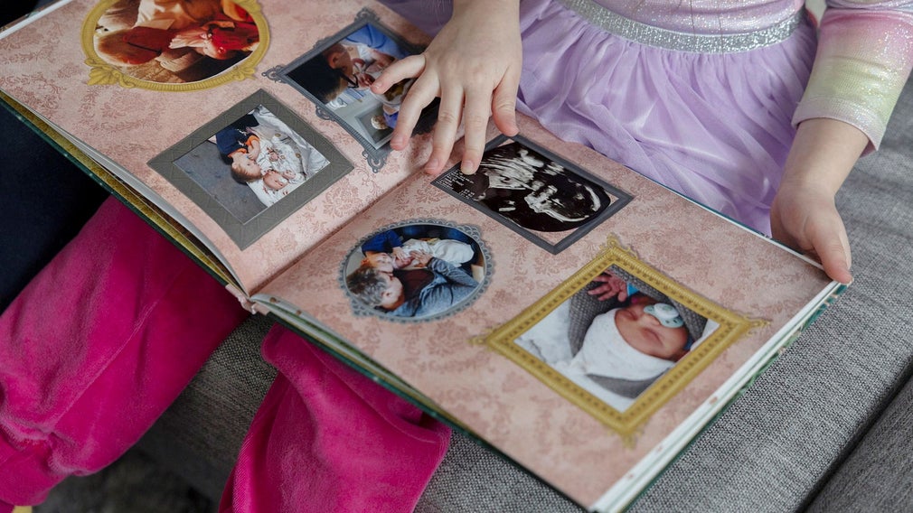 Dottern Ida tittar gärna i mamma Pernillas fotoalbum som dokumenterar deras gemensamma liv.