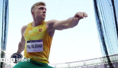 Mykolas Alekna throws a discus
