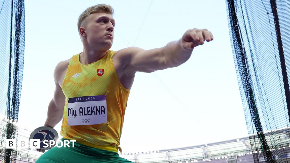 Mykolas Alekna throws a discus