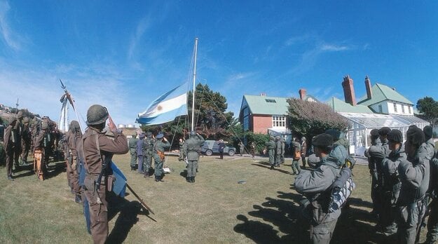 Vztyčovanie argentínskej vlajky na Falklandoch. (zdroj: Wikimedia/argentina.gob.ar)