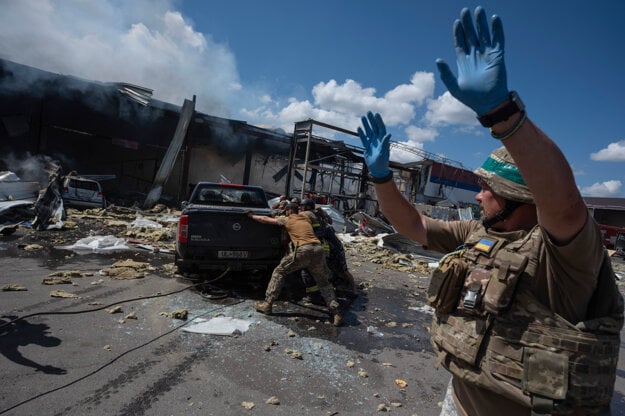 Kosťantynivka čelí neustálemu ruskému bombardovaniu. (zdroj: SITA/AP)