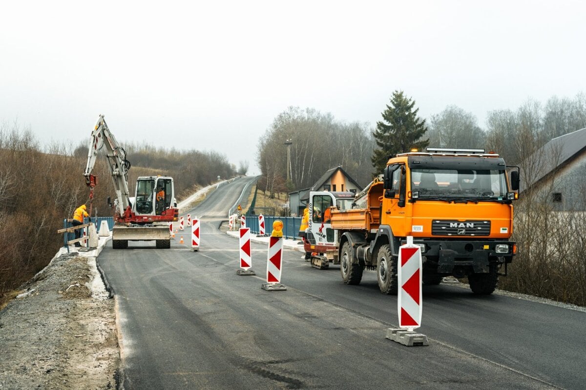 Obnova cesty v slovensko-poľskom projekte za 1,5 milióna eur napreduje