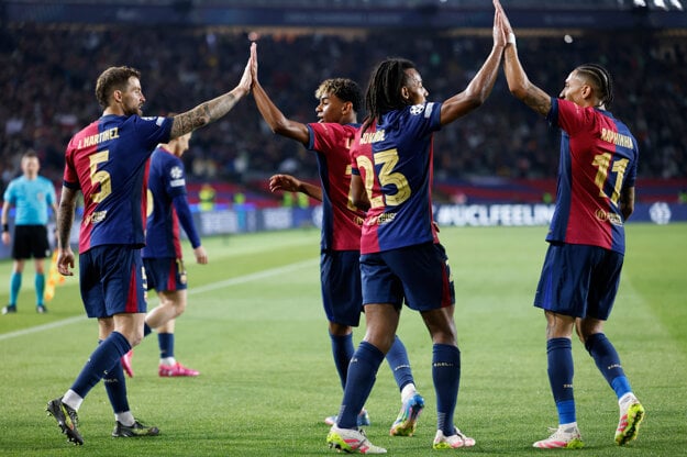 Gólová oslava hráčov Barcelony. (zdroj: SITA/AP)